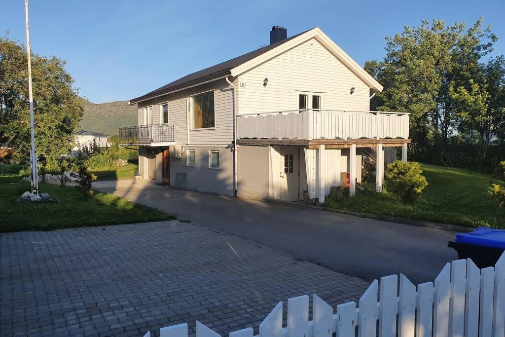 Hus Sentralt I Lofoten Apartment Leknes Exterior photo
